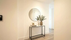 Interior - Stylish 1-Bed Apartment Near Canary Wharf & Central London (London)
