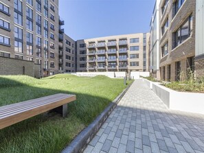 Property grounds - Stylish 1-Bed Apartment Near Canary Wharf & Central London (London)