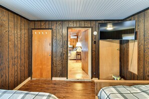 3 bedrooms, iron/ironing board, Internet, bed sheets - Home Theater & Hot Tub! Home Near Higgins Lake (Roscommon)