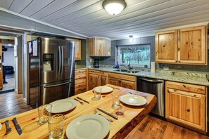 Fridge, microwave, stovetop, dishwasher - Home Theater & Hot Tub! Home Near Higgins Lake (Roscommon)