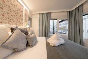 Tabla de planchar con plancha, wifi y ropa de cama 