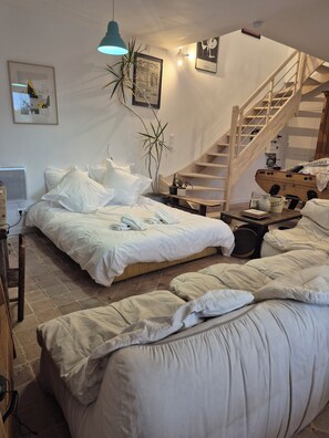 4 bedrooms, iron/ironing board, WiFi, bed sheets