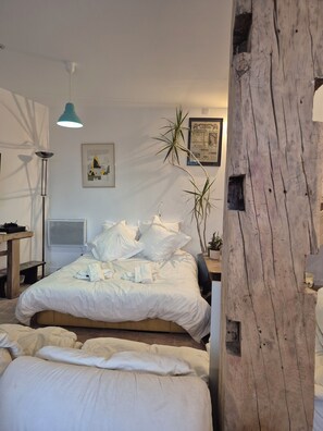 Een strijkplank/strijkijzer, wifi, beddengoed