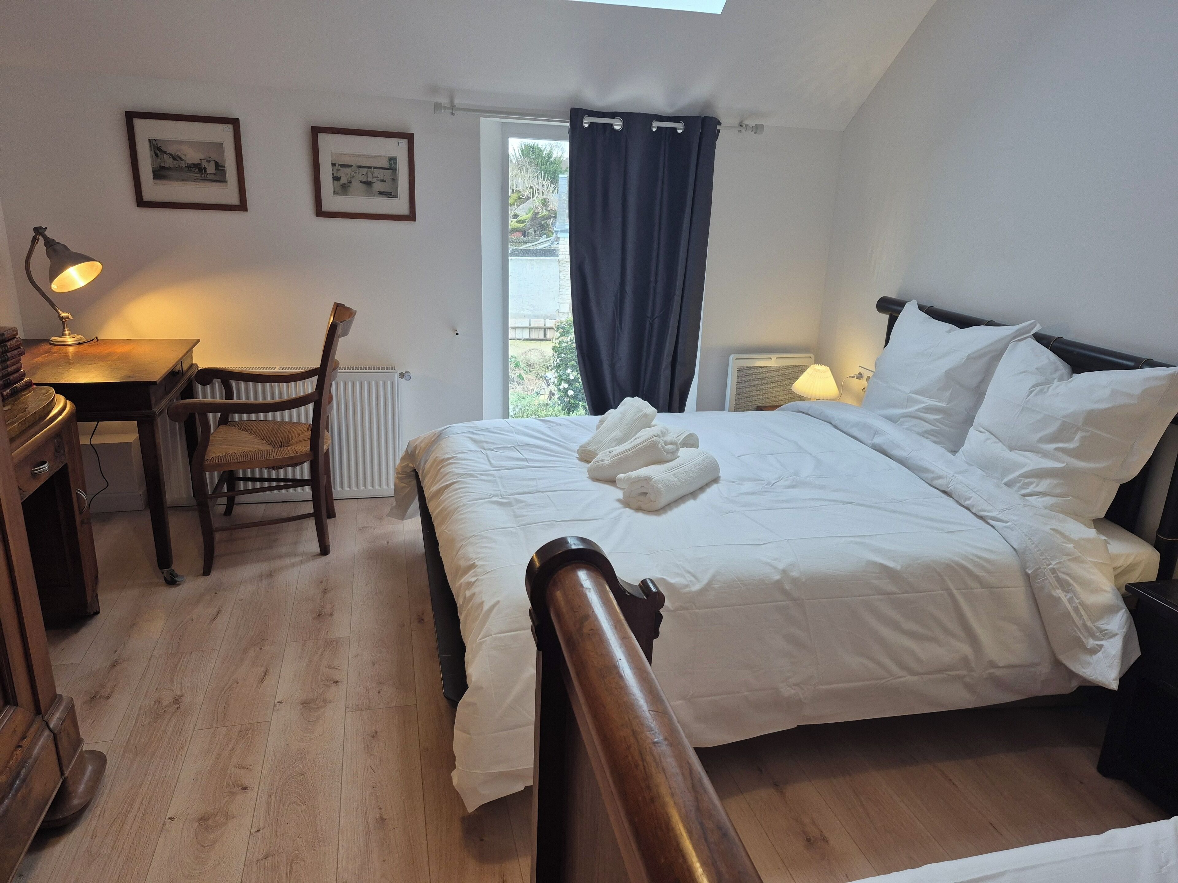 Een strijkplank/strijkijzer, wifi, beddengoed