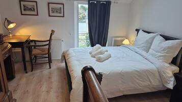 Iron/ironing board, WiFi, bed sheets