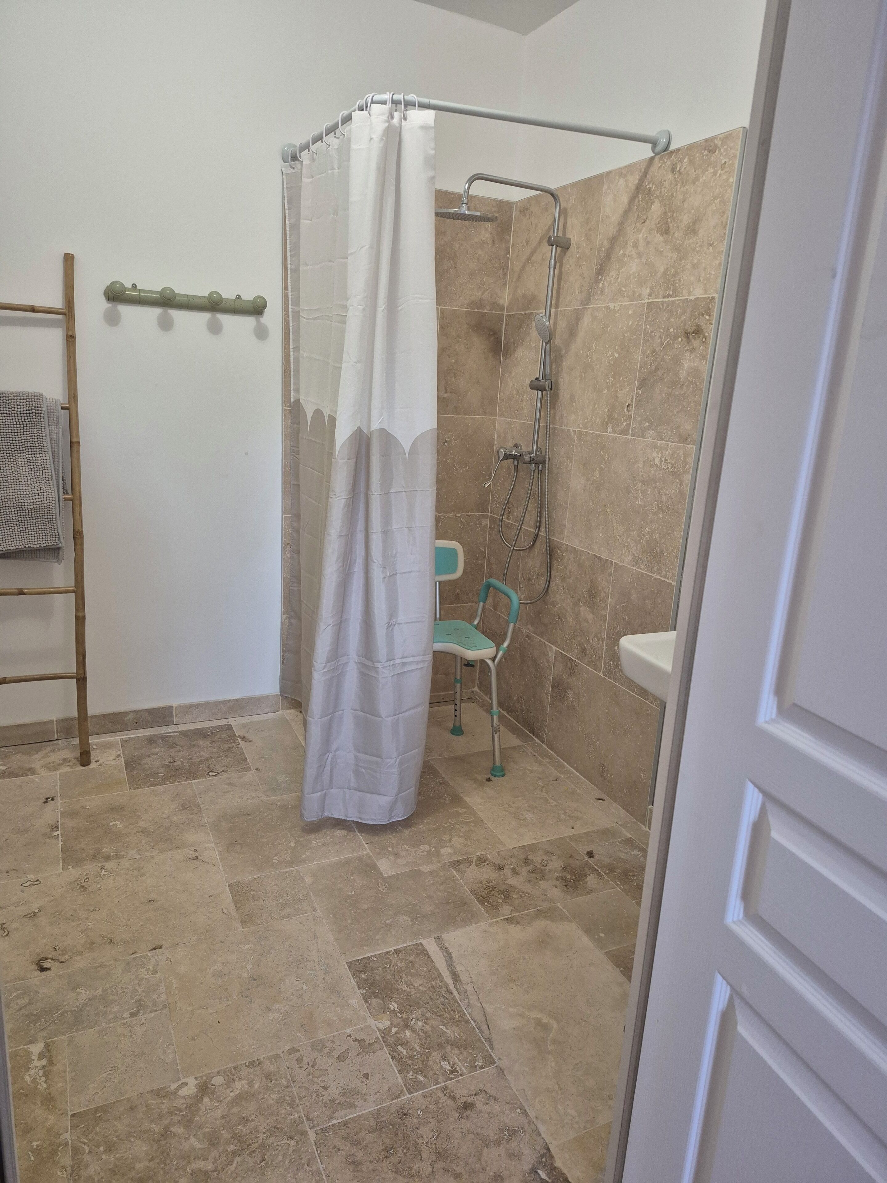 Une salle de bain avec une douche, des toilettes et un lavabo.