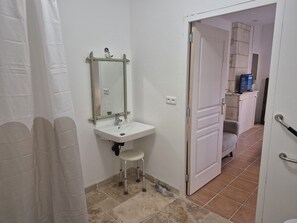 Een douche, een haardroger, handdoeken, zeep