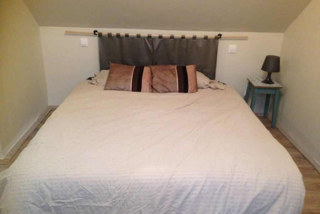 Een strijkplank/strijkijzer, internet, beddengoed