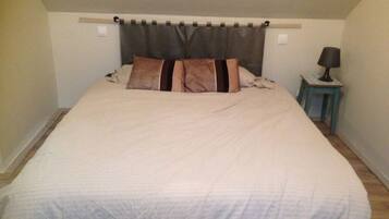 Een strijkplank/strijkijzer, internet, beddengoed