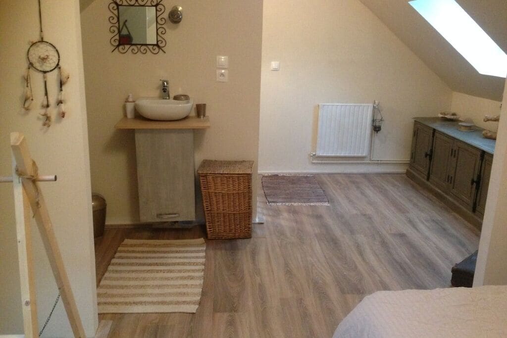 Planxa i posts de planxar, Internet i roba de llit 