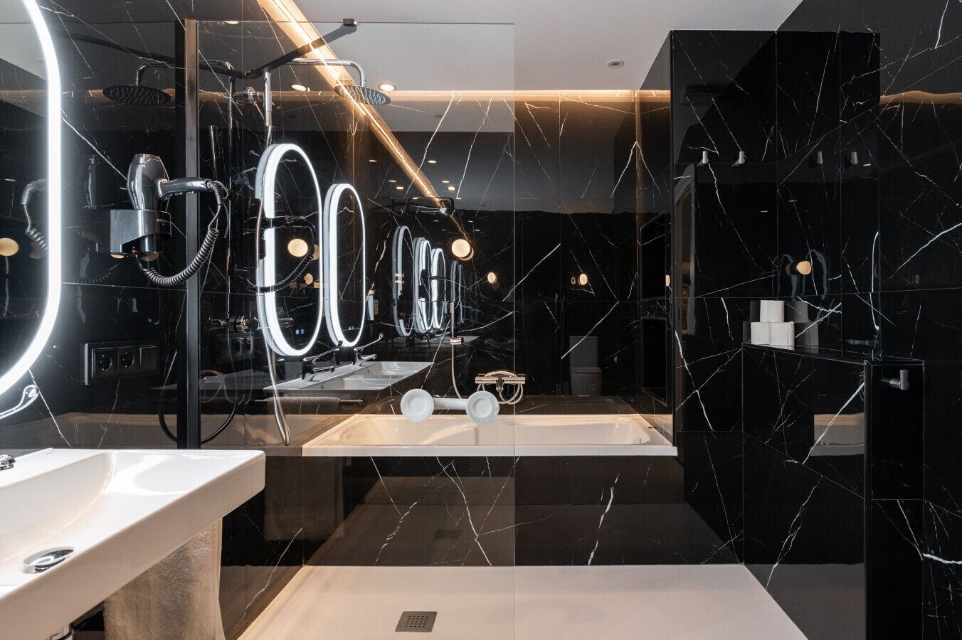 Bañera de hidromasaje, secador de pelo y toallas