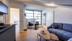 Un apartamento moderno con cocina, comedor y sala de estar.