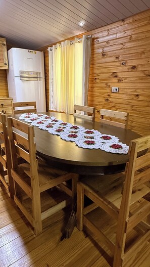 Dining - Rustic and welcoming wooden house (Foz do Iguaçu)