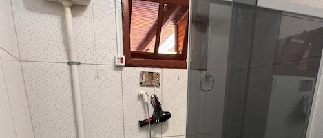 シャワー、ヘアドライヤー、タオル、石鹸