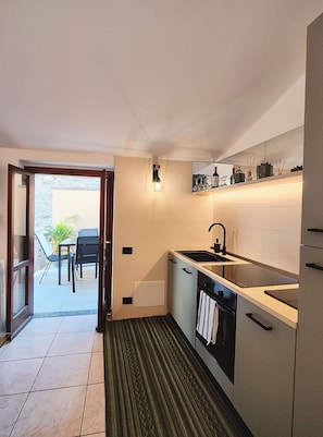Fridge, microwave, oven, stovetop - VILLAGE TERRACE-ARGEGNO CENTRAL LAKE VIEW APARTMENT (Argegno)