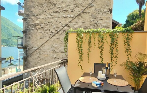 Outdoor dining - VILLAGE TERRACE-ARGEGNO CENTRAL LAKE VIEW APARTMENT (Argegno)