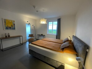 2 bedrooms, desk, free WiFi, bed sheets - WeinZeit4 - Premium time out at the Frank Meyer winery (Gleiszellen-Gleishorbach)