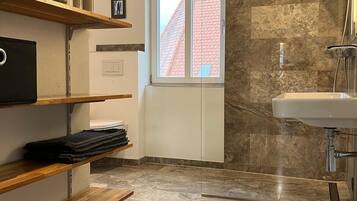 Dusche, Haartrockner, Handtücher, Seife