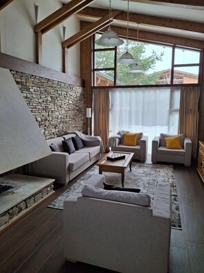 ซูพีเรียวิลล่า, ลานระเบียง, วิวภูเขา |   บริเวณนั่งเล่น