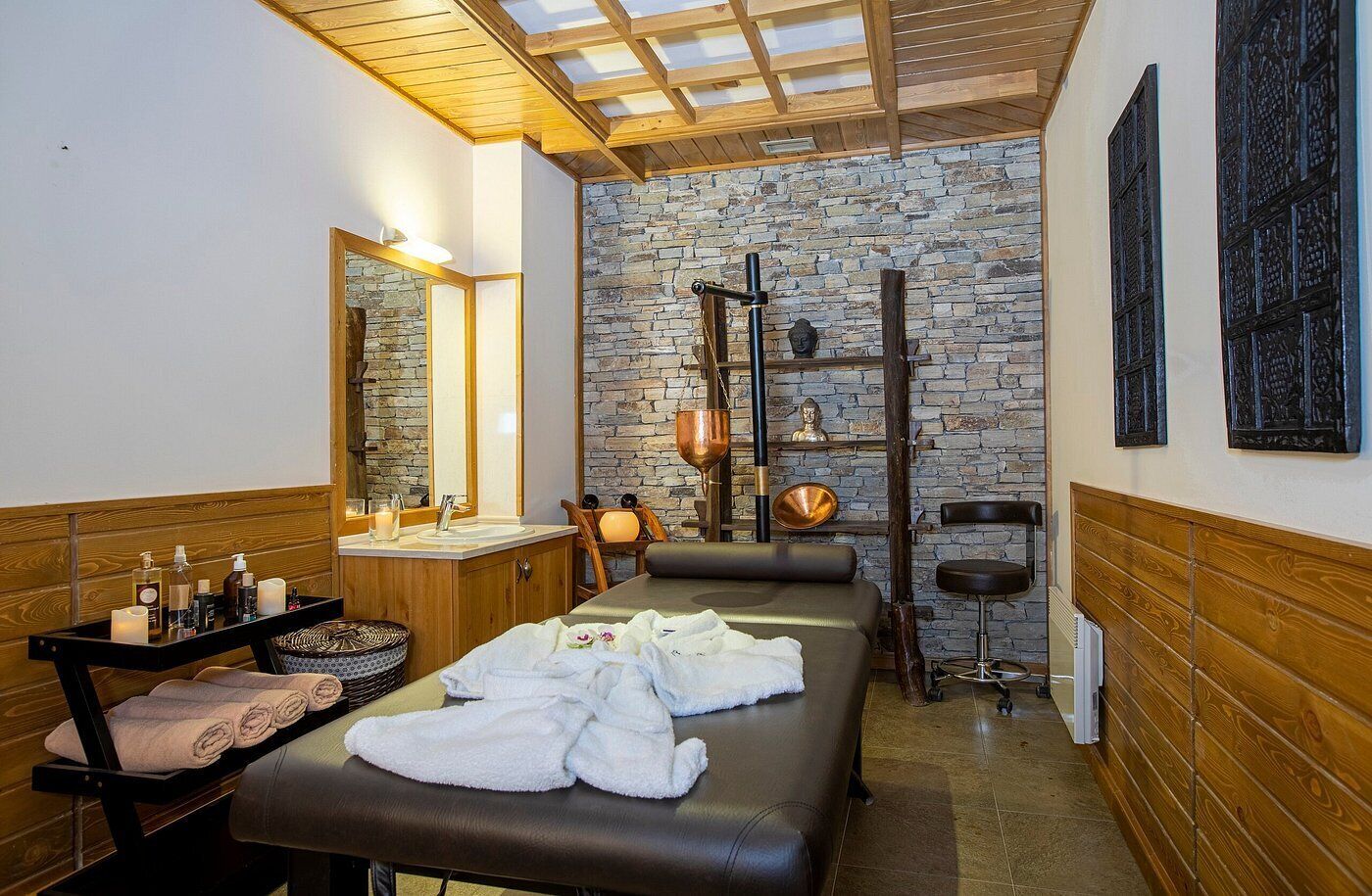 Sauna, steam room, 3 treatment rooms, massages