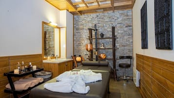 Sauna, steam room, 3 treatment rooms, massages