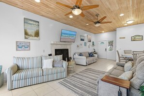 Smart TV - ☀️Oceanfront Home | Direct Beach Access | Pet Friendly | La Casa del Sol☀️ (New Smyrna Beach)