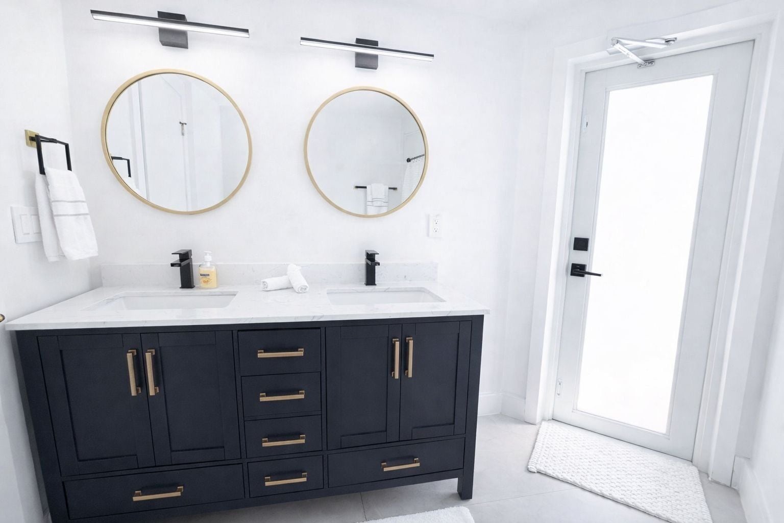 Douche, sèche-cheveux, serviettes fournies, savon