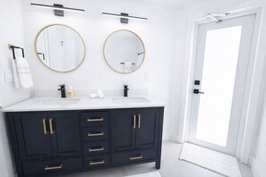 Douche, sèche-cheveux, serviettes fournies, savon