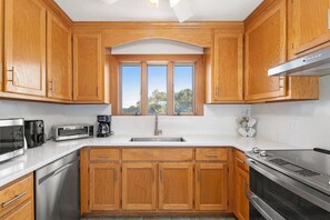 Fridge, microwave, oven, stovetop - The Sand Wedge: Dogs Allowed | Private Saltwater Pool (Kitty Hawk)
