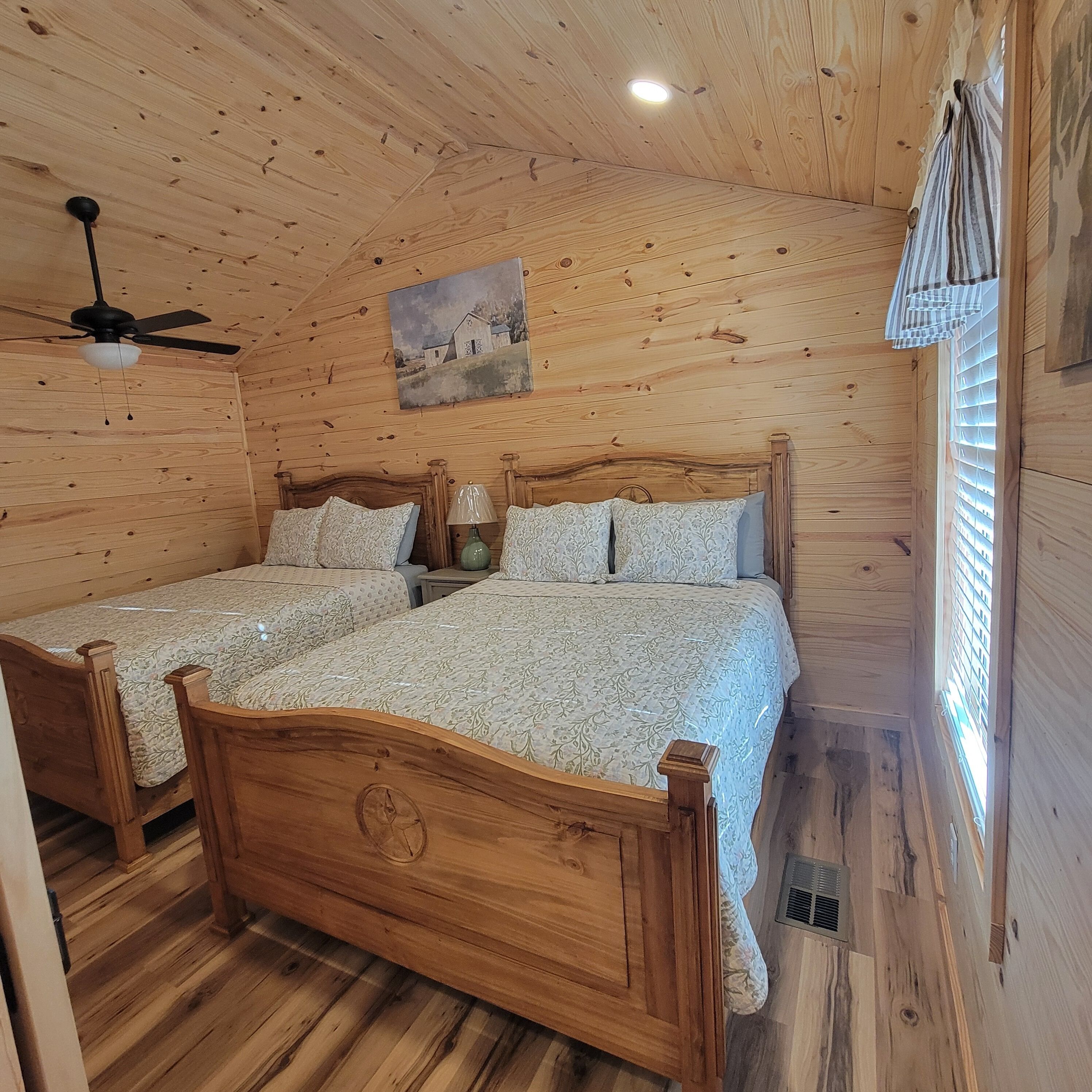 3 quartos, acesso à internet, roupa de cama