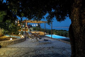 Outdoor dining - Viewtifull-villas 1 -Private pool & Playground (Heraklion)