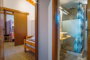 シャワー、ヘアドライヤー、タオル、石鹸