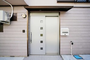 Unclassified image, 3 of 61, button - Beautiful Fully Renovated Room (中野区)