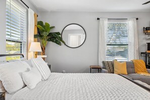 Tabla de planchar con plancha, wifi y ropa de cama