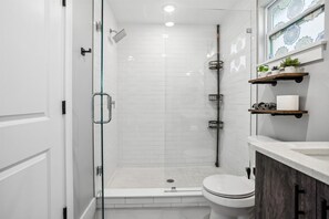 Shower, hair dryer, towels, soap - Right at Home - Modern Studio with Private Entrance (St. Petersburg)