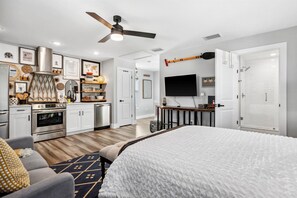 Iron/ironing board, WiFi, bed sheets