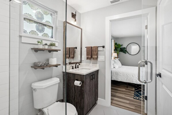 Shower, hair dryer, towels, soap - Right at Home - Modern Studio with Private Entrance (St. Petersburg)