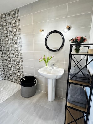 Douche, sèche-cheveux, serviettes fournies