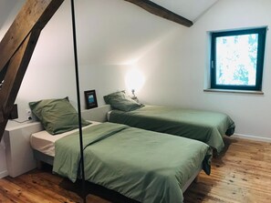 House | 4 bedrooms, individually furnished, laptop workspace, bed sheets - Hilltop Mansion in Parlan for 6 (Parlan)