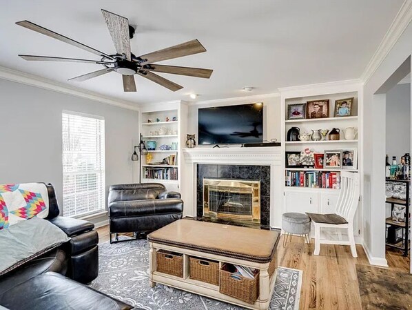 Smart TV, fireplace