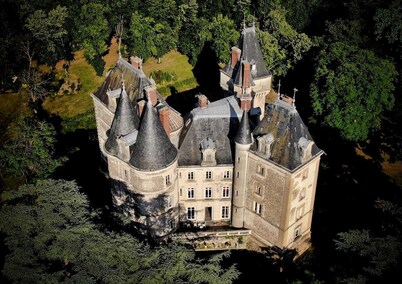 Apartment in a castle 15 minutes from St Etienne and less than 1 h from Lyon