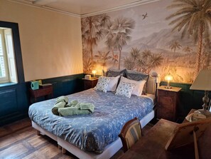 4 camere, una scrivania, ferro/asse da stiro, culla da viaggio