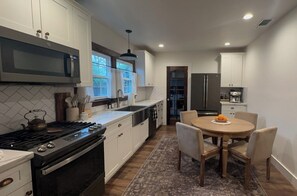 Microwave, oven, stovetop, dishwasher - Cozy 2-bedroom house in lovely Sacramento close to the local hospitals (Sacramento)