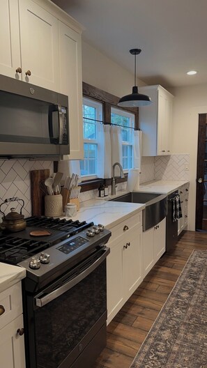 Microwave, oven, stovetop, dishwasher - Cozy 2-bedroom house in lovely Sacramento close to the local hospitals (Sacramento)
