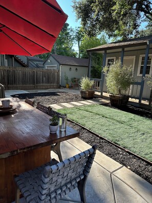 Outdoor dining - Cozy 2-bedroom house in lovely Sacramento close to the local hospitals (Sacramento)