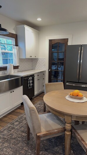 Microwave, oven, stovetop, dishwasher - Cozy 2-bedroom house in lovely Sacramento close to the local hospitals (Sacramento)