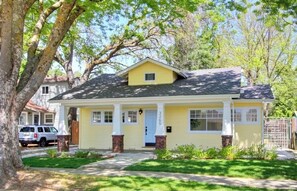 Exterior - Cozy 2-bedroom house in lovely Sacramento close to the local hospitals (Sacramento)