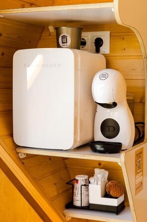 Kopi dan/atau alat penyeduh kopi