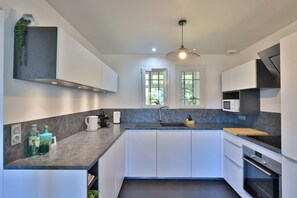 Microwave, oven, stovetop, dishwasher - House in the Grésivaudan valley, close to the ski slopes (Saint-Nazaire-les-Eymes)