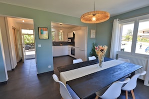 Dining - House in the Grésivaudan valley, close to the ski slopes (Saint-Nazaire-les-Eymes)